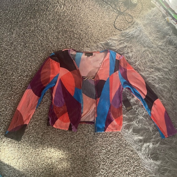 BOLD elements Tops - BOLD elements Multicolor Geometric Plisse Gold Clasp Top